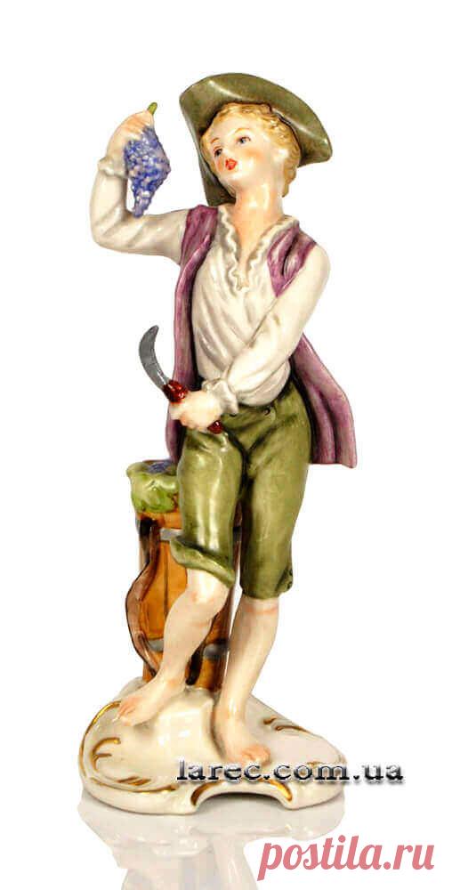 Подарок женщине фарфоровая немецкая статуэтка середина 20 века  "Мальчик с виноградом"| Интернет-магазин подарков Ларец