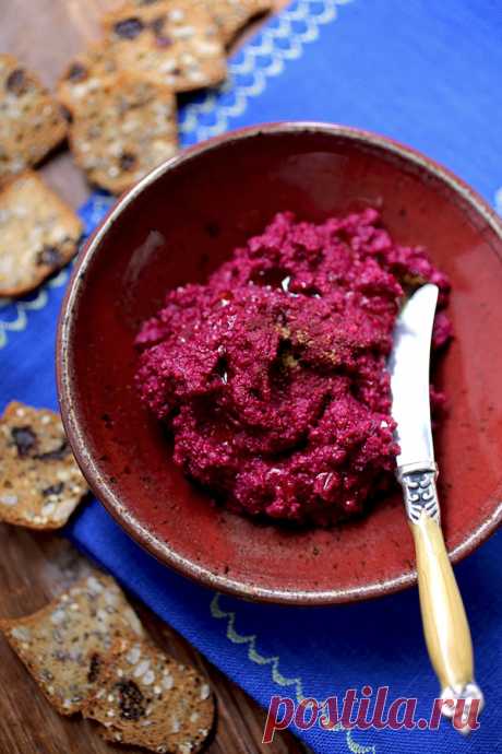 Мухаммара из Запеченной Свеклы / Roasted Beet Muhammara Сирийский соус-дип. Традиционно готовится из запеченных перцев. Это вариант со свеклой. Обязательные компоненты мухаммары - грецкие орехи и гранатовая патока. Последняя отлично оттеняет землистый вкус свеклы. Я ела, зачерпывая изюимно-розмариновыми мини-крекерами. В процессе поедания очень трудно…