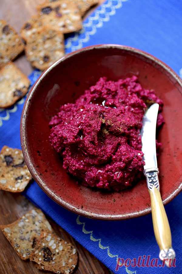 Мухаммара из Запеченной Свеклы / Roasted Beet Muhammara Сирийский соус-дип. Традиционно готовится из запеченных перцев. Это вариант со свеклой. Обязательные компоненты мухаммары - грецкие орехи и гранатовая патока. Последняя отлично оттеняет землистый вкус свеклы. Я ела, зачерпывая изюимно-розмариновыми мини-крекерами. В процессе поедания очень трудно…