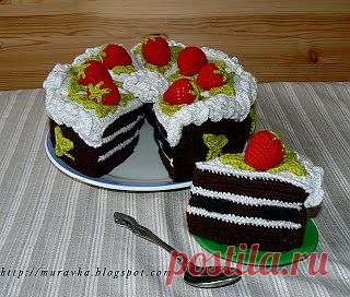 Шоколадный торт с клубникой.