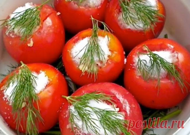 Превосходный рецепт, любимый с детства, так готовили все бабушки в нашей округе - помидоры без попок 🍅  😄
Ингредиенты: - помидоры - 1 кг - чеснок - 4 зубчика - соль - 2 ч.л. - сахар - 1,5 ст.л. (или по вкусу) - зелень - по вкусу - перец - по желанию
Приготовление: 1. Помидоры хорошо помойте и нарежьте кружочками.
2. Чеснок почистите и порежьте на половинки.
3. Зелень помойте, обсушите и порежьте.
4. Сложите в банку помидоры, чеснок, зелень, соль, сахар и перец.
5. Залейте крутым кипятком и …