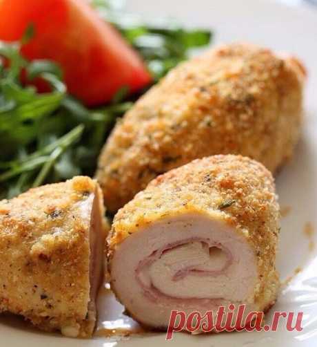 Куриные рулетики с грибами и сыром в сметанном соусе 

Ингредиенты:

Филе куриное — 4 шт
Грибы (свежие или замороженные ) — 200 г
Сыр твердый — 4 ст. л.
Лук репчатый (средний) — 1 шт
Соль (по вкусу)
Перец черный (молотый по вкусу)
Масло растительное — 100 г
Сметана — 200 г
Чеснок — 5 зуб.
Укроп (свежий мелко нарезанный) — 2 ст. л.

Приготовление:

Грудки отбить, посолить и поперчить. Грибы и лук мелко порезать, обжарить на сковородке, слегка подсолив и поперчив. Дать остыт...