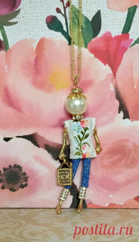 Conoce a Ellies Belle, Addie, una inteligente collar de muñecas de comprador y superestrella con jeans de mezclilla de brillo claro y un top floral con una bolsa Born to Shop en la mano, una…