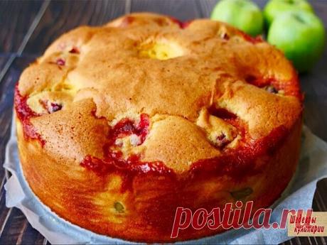 Пирог получается мягче и сочнее, чем шарлотка.

Ингредиенты:
-2 яйца
-250 мл сахара
-1 ч. ложка соды
-0.5 стакана растительного масла (можно меньше)
-2 стакана муки
-1 стакан молока
— ванилин
-фрукты
Приготовление:
Муку перемешиваем с содой. Взбиваем яйца с сахаром, добавляем масло, молоко, ванилин и муку. Форму смазываем маслом и посыпаем мукой. Выливаем тесто в форму. Сверху выкладываем фрукты. Можно использовать как свежие, так и замороженные. Ставим в разогретую до 180...