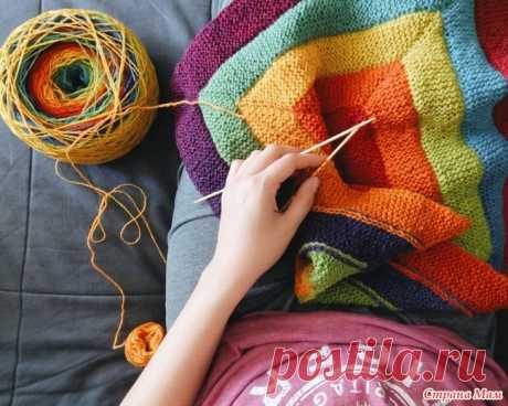 Плед 10 петель от Френки Браун Приветствую, дорогие вязальщицы!  Хочу показать и рассказать про свой процесс.  Автором этого замечательного пледа является Френки Браун. Он до невозможности прост.