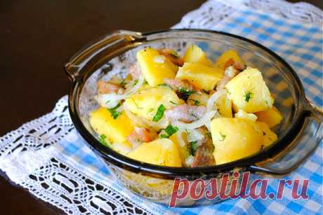 Картофельный салат с сельдью и луком