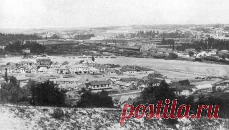 Как Киев собирал пригородные части в одно целое В 1860-е годы население предместья начало быстро расти. Этому способствовало строительство в долине реки Лыбедь железной дороги. Вначале жителями Соломенки стали киевляне, у которых отобрали землю под прокладку железнодорожного полотна. Затем здесь поселились ремонтники открывшихся вагонных и паровозных мастерских. Так возникла Железнодорожная колония – один из первых в Российской империи рабочих поселков, отличавшийся компле...
