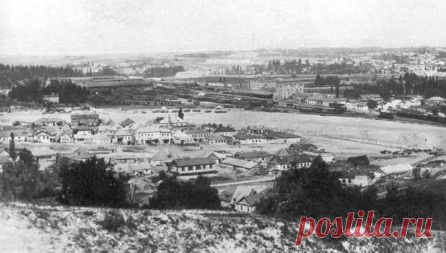 Как Киев собирал пригородные части в одно целое В 1860-е годы население предместья начало быстро расти. Этому способствовало строительство в долине реки Лыбедь железной дороги. Вначале жителями Соломенки стали киевляне, у которых отобрали землю под прокладку железнодорожного полотна. Затем здесь поселились ремонтники открывшихся вагонных и паровозных мастерских. Так возникла Железнодорожная колония – один из первых в Российской империи рабочих поселков, отличавшийся компле...