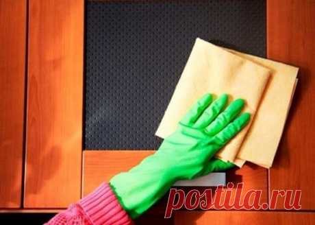 ЧЕМ ОТМЫТЬ КУХОННУЮ МЕБЕЛЬ ОТ ЖИРА. НЕОЖИДАННЫЕ СПОСОБЫ
Как много усилий, времени и средств порой мы тратим на то, чтобы отмыть кухонную мебель от жира и пятен, если не сделали это своевременно. А ведь и такое случается даже у самых чистюль из чистюль.
Особенно загрязняется боковая поверхность шкафчика, стоящая вплотную с плитой. Ведь чтобы ее помыть, надо отодвигать либо плиту, либо шкаф, каждый день не будешь это делать, а потеки жира тем временем подсыхают.
Знакомо вам такое? И как вы решаете