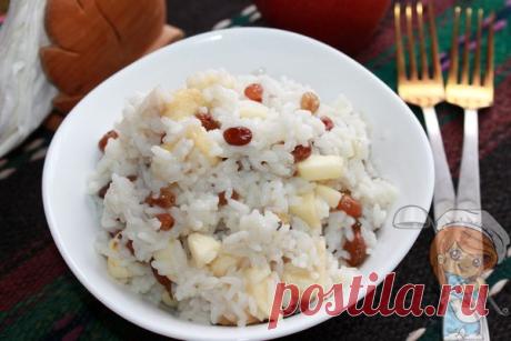Фруктовый плов с сухофруктами, бананом и яблоком. Пошаговый рецепт Фруктовый плов в качестве завтрака станет любимым кушаньем в семье, где любят бананы, рис и сухофрукты. Добавление в кашу меда и яблока придает угощению сочность и неповторимый аромат.