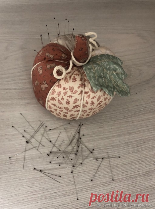 Лоскутная игольница в виде тыквы Лоскутная игольница в виде тыквыКаждая рукодельница стремится наполнить свой швейный уголок красивыми и функциональными вещицами.Одна из таких вещиц игольница, каких только моделей игольниц не придумали, самая популярная мне кажется игольница в виде тыквы.Вот и мне захотелось такую сшить,...
