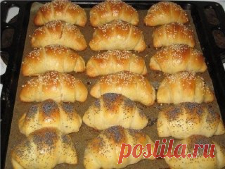 Рогалики на кефире
Нежные мягкие вкус просто потрясающий.
Ингредиенты для теста:
- 600 г муки
- 60 г сахара
- 0,5 чайной ложки соли
- 25 г дрожжей
- 200 г кефира
- 50 г молока
- 75 г сливочного масла
- 2 яйца
Для обмазывания:
- 2 желтка
- 2 столовые ложки молока
- кунжут
- мак
Перемешиваем все продукты. Масло топим, молоко нагреваем.
Ставим тесто, чтоб подошло.
Когда подойдет, раскатывает тесто, но не очень тонко. Режем треугольники. Закручиваем рогалики.
Ставим на противень и даем подойти.