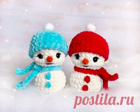 PDF Мини Снеговичок крючком. FREE crochet pattern; Аmigurumi toy patterns. Амигуруми схемы и описания на русском. Вязаные игрушки и поделки своими руками #amimore - плюшевый снеговик к Новому году, новогодний снеговичок в шапочке, маленькие снеговички из плюшевой пряжи.