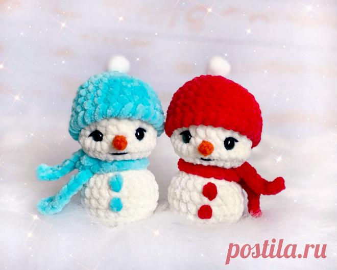 PDF Мини Снеговичок крючком. FREE crochet pattern; Аmigurumi toy patterns. Амигуруми схемы и описания на русском. Вязаные игрушки и поделки своими руками #amimore - плюшевый снеговик к Новому году, новогодний снеговичок в шапочке, маленькие снеговички из плюшевой пряжи.