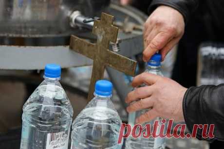 Российскую паломницу отказались пустить в самолет с бутылкой святой воды