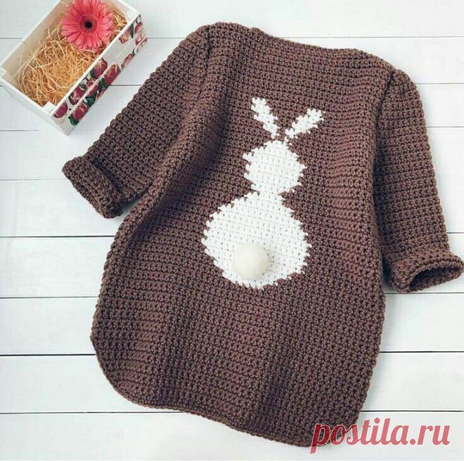 Девочки - рукодельницы, подскажите пожалуйста, как продолжить ряд после рисунка в этой кофточке? На схеме не понятно, больше похоже что зайчик просто вышит, а на кофточке видно что связан. Вот я никак не могу понять как вязать?((( Помогите пожалуйста!!!!
P.S. вяжу регланом снизу, перед, спинка, рукава по отдельности.