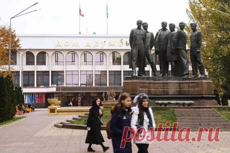 Дагестанец плюнул в девушку из-за «развратного платья». В Дагестане житель города Каспийск напал на девушку из-за «слишком развратного платья». Инцидент попал на видео. Дагестанец плюнул в потерпевшую, после чего она толкнула его. Затем мужчина опрокинул собеседницу на асфальт и уехал. После столкновения девушка отправилась в травмпункт и обратилась в полицию.