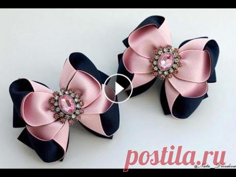 Для создания одного бантика нам потребуются следующие инструменты и материалы: Ножницы,зажигалка Клеевой пистолет лента репсовая темно синего цвета ши...