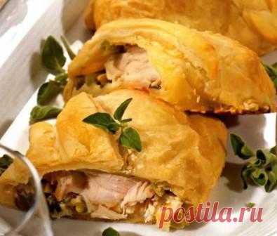Сегодня мы узнаем как приготовить вкусное куриное грудку в тесте,куриные грудки в тесте в духовке
Для того чтобы приготовить куриные грудки в тесте
Вам понадобится : 4 филе куриной грудки, 1 упаковка (150 гр. ) творожного сливочного сыра, 500 гр. готового слоеного теста, 2 стебля лука-порея, 150 гр. замороженной зеленой фасоли, 2 зубчика чеснока, 0,5 стакана муки, 250 мл куриного бульона, 150 мл сливок жирностью 35%, 100 мл белого вина, 1,5 ст. ложек сливочного масла, 2 ч....