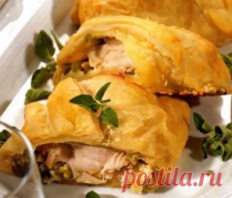 Сегодня мы узнаем как приготовить вкусное куриное грудку в тесте,куриные грудки в тесте в духовке
Для того чтобы приготовить куриные грудки в тесте
Вам понадобится : 4 филе куриной грудки, 1 упаковка (150 гр. ) творожного сливочного сыра, 500 гр. готового слоеного теста, 2 стебля лука-порея, 150 гр. замороженной зеленой фасоли, 2 зубчика чеснока, 0,5 стакана муки, 250 мл куриного бульона, 150 мл сливок жирностью 35%, 100 мл белого вина, 1,5 ст. ложек сливочного масла, 2 ч....