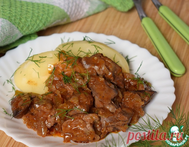 Куриная печень с маринованными огурцами – кулинарный рецепт
