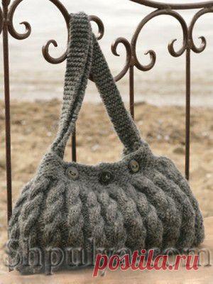 Серая сумка с узором из кос, вязаная спицами — Шпуля - сайт о вязании