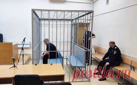 Пустившего автобус на переезд монтера арестовали после ДТП с поездом. Переславский районный суд Ярославской области арестовал на два месяца монтера пути, который пропустил на железнодорожный переезд рейсовый автобус и спровоцировал ДТП с жертвами, сообщила пресс-служба региональной прокуратуры в телеграм-канале.