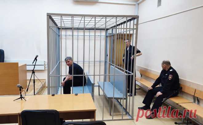 Пустившего автобус на переезд монтера арестовали после ДТП с поездом. Переславский районный суд Ярославской области арестовал на два месяца монтера пути, который пропустил на железнодорожный переезд рейсовый автобус и спровоцировал ДТП с жертвами, сообщила пресс-служба региональной прокуратуры в телеграм-канале.