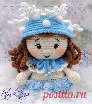 Малышка Снежинка амигуруми. Схемы и описания для вязания игрушек крючком! Бесплатный мастер-класс от Татьяны Соколовой по вязанию малышки снежинки крючком. Высота вязаной игрушки без учёта шапочки около 11 см. Для изготовлен…