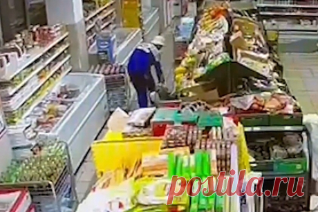 Врач раскритиковал названную судмедэкспертом причину смерти съевшей арбуз семьи. Причиной смерти съевших арбуз из магазина «Магнит» москвичей не мог стать токсичный лямбда-цигалотрин. Об этом «Ленте.ру» сообщил врач-дезинфектолог и эксперт по борьбе с насекомыми и грызунами Николай Дубинин, комментируя заявление начальника столичного бюро судебно-медицинской экспертизы Сергея Шигеева.