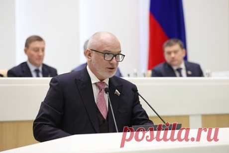 В Совфеде порассуждали о возможности возвращения смертной казни. Вернуть смертную казнь в России можно лишь через принятие новой конституции. Об этом заявил председатель конституционного комитета Совета Федерации Андрей Клишас. До этого лидер эсеров Сергей Миронов рассказал, что его партия будет настаивать на возвращении смертной казни для террористов и убийц детей.