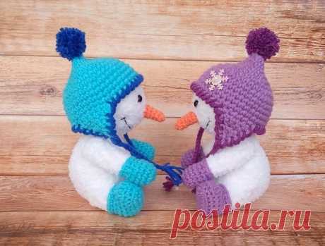 Вязаные снеговички :) Описание. 
Автор: Наталья Кирьян 

Описание автора: 
Итак, пряжа для тела - Ализе софти, одежда-нос связаны из Ярнарт Джинс. 
Голова: (софти, крючок 2,5) 
1.к(а) 
2. ПР (12) 
3. (сбн, ПР)*6 (18) 
4. (2сбн, ПР)*6 (24) 
5. (3сбн, ПР)*6 (30) 
6. (4сбн, ПР)*6 (36) 
7. (5сбн, ПР)*6 (42) 
8.-11. 42 сбн (42) 
12. (5сбн, УБ)*6 (36) 
13. (4сбн, УБ)*6 (30) 
14. (3сбн, УБ)*6 (24) 
15. (2сбн, УБ)*6 (18) 
16. (сбн, УБ)*6 (12) 
17. 6уб, закрыть вязание 

Тело: (соф...