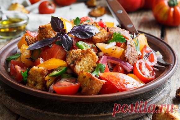 Лето красное: 7 вкусных салатов из помидоров