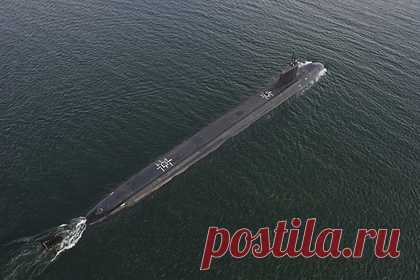 Появились новые подробности инцидента с атомной субмариной США у Курил. Атомная субмарина ВМС США типа Virginia была обнаружена противолодочной авиацией и подлодкой Тихоокеанского флота в ходе плановых учений по поиску нарушителей территориальных вод. После того как с нарушителем вышли на связь субмарина использовала имитатор для раздвоения цели на с максимальной скоростью покинула воды.