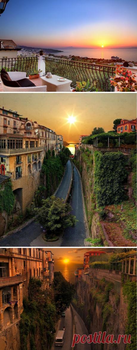 Закат солнца над Сорренто. Время, когда город "расцветает" во всей красоте. Италия