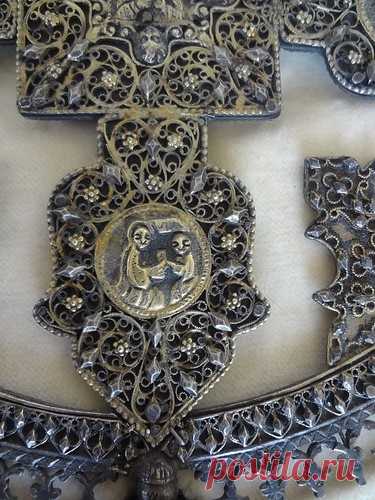 Հայկական խաչի նմուշ։
Մշո Սուրբ Կարապետ վանքի եկեղեցուն պատկանող հայկական արծաթյա խաչի հազվագյուտ նմուշ։
Այն թվագրվում է 1761-1771թթ.։ Քաշը 488 գրամ է, երկարությունը՝ 38 սմ։