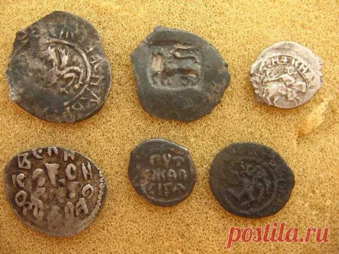 Монеты древней Руси (19 фото) | Чёрт побери Если задаться вопросом, какими будут самые древние монеты Руси, то ответ может весьма удивить. Оказывается, самыми древними монетами, которые археологи отыскали там, где простирались земли Киевского княжества, были римские денарии, выпущенные в период от четырёхсот до сотни лет до нашей эры. Однако вовсе не факт, что ими пользовались для покупки или продажи. Вероятнее всего металлические кружки с затейливыми рисунками имели куда ...
