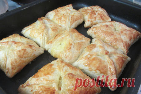 Курники.
Сметана200 г
Маргарин250 г
Пшеничная мукапо вкусу
Соль½ чайной ложки
Сода½ чайной ложки
Картофель2 штуки
Куриное филе800 г
Лук репчатый1 штука
Перец черный молотыйпо вкусу
Сливочное масло50 г