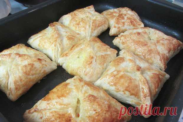 Курники.
Сметана200 г
Маргарин250 г
Пшеничная мукапо вкусу
Соль½ чайной ложки
Сода½ чайной ложки
Картофель2 штуки
Куриное филе800 г
Лук репчатый1 штука
Перец черный молотыйпо вкусу
Сливочное масло50 г