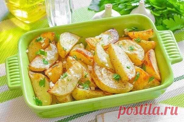 Картошка по-гречески
на 100гр 68.60ккал

Ингредиенты:
картошка – 0,5 кг.
чеснок – 1 небольшой зубок
сок лимона – 1/4 стакана
сухой орегано – 1ч.л.
оливковое масло – 2 ч.л.
вода – 1/2 стакана
соль, черный перец – на вкус
накрошенная петрушка
Приготовление картофеля по-гречески:
Картофель (желательно молодой) очищаем и нарезаем на половинки. Противень застилаете фольгой и укладываете картошку. Приготовим массу из оливкового масла, сока лимона, нарезанного чеснока и орегано, ...