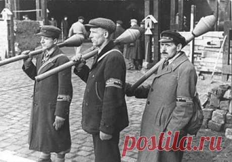 Фольксшутрм: как воевали немецкие старики и дети в последние дни войны  После пережитого покушения в июле 1944 года Гитлер издает декрет о тотальной войне, а это означало, что все жители Германии, не относящиеся к национальным меньшинствам должны взять в руки оружие. В сентябре того же года фюрер объявил мобилизацию всего мужского населения страны возрастом от 16 до 60 лет в отряды фольксшутма. После сентября 1944 года в ополчение призывали и женщин возрастом от 18 лет.  