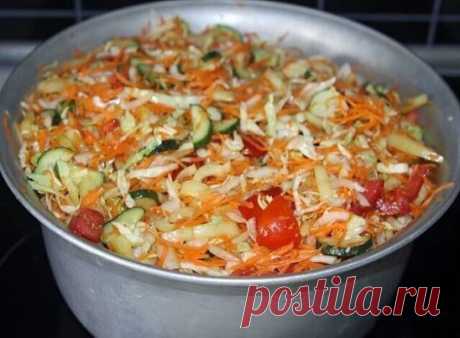 Вкуснейший рецепт, который я готовлю каждый год. 
Хорошо идет как закуска и ставлю его на Стол на Все торжества. 
 
Ингредиенты: 
 1 кг капусты 
1 кг моркови 
1 кг лука 
1 кг болг.перца 
1 кг помидоров 
1 кг огурцов 
5 ч.л.соли 
5 ст.л.сахара 
1 ст.раст.масла 
1 ст.уксуса 9 % 
чеснок по желанию 
 
Приготовление:
Все нарезать соломкой,залить маслом, уксусом, засыпать песком и солью, перемешать и дать настояться 1 час. 
Поставить варить,после того, как закипит, варить не больше 10 минут. 
Разложи