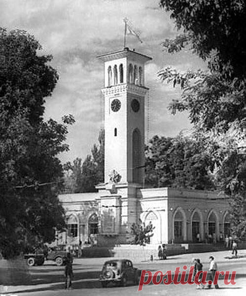 Легенда о Ташкентских курантах!
 
В один из послевоенных дней победного 1945 года в восточно-прусском городке, где расквартировалось одно из интендантских подразделений 2-го Белорусского фронта, было решено снести сильно пострадавшее от артобстрелов и авиабомб здание ратуши с часами на башне. Сооружение грозило обрушиться. Саперы уже закладывали взрывчатку, когда явился сержант Айзенштейн. После осмотра башни он убедился, что механизм часов цел, разве что пострадал от оско...