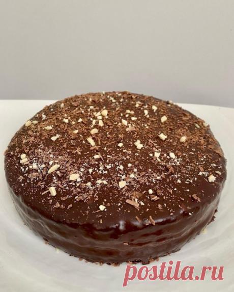 Торт "Брауни" с начинкой из карамели и орехов