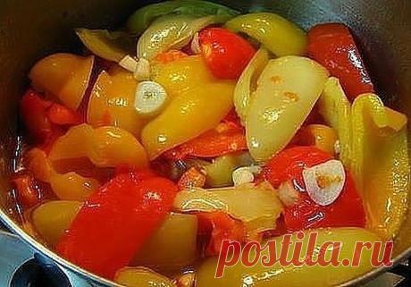 МАРИНОВАННЫЙ ПЕРЕЦ ПОЛОВИНКАМИ ЗА 15 МИНУТ 

Продукты: 

Красный мясистый болгарский перец — 5 кг. 

Для маринада: 

Вода — 1 литр 
Растительное масло — 1,5 стакана 
Эссенция 70% — 2 ст. ложки 
Сахар — 1,5 стакана 
Соль — 0,5 стакана 
Чеснок, петрушка 

Как приготовить маринованный перец половинками за 15 минут: 
Перец разрезать вдоль пополам, удалить семечки. Приготовить маринад и довести до кипения. В кипящий маринад опустить перец и варить 2 минуты. Затем добавить мелко...