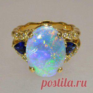 Кольцо с опалом и сапфирами.