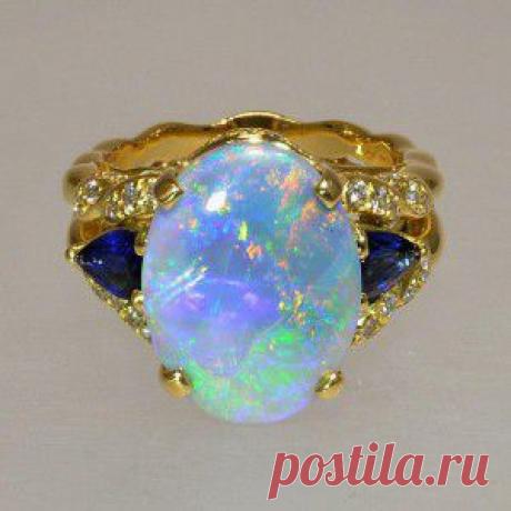 Кольцо с опалом и сапфирами.