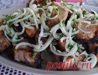 Маринованный лук к шашлыку: 8 рецептов, как быстро и вкусно замариновать лук в уксусе Здравствуйте, дорогие читатели. Любите ли вы лук? Что за странный вопрос, скажите вы. Многие любят лук с супом, борщом, с салом, например. Для меня, лук острый, я могу немного съесть с первым блюдом, но больше всего я люблю маринованный лук...