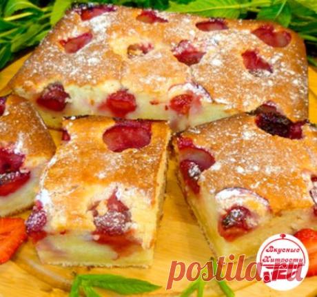 Пирог с клубникой, быстрый и простой клубничный пирог.
 Ингредиенты: 
сливочное масло - 100 гр.
сахар - 1 ст.
ванильный сахар - 1 пакетик
яйца - 2 шт.
кефир - 1 ст.
мука - 1,5 ст.
разрыхлитель - 1,5 ч.л.
ст. - 200 мл.
форма для выпечки 20 х 20 см.