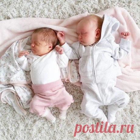 Нелёгкий труд детей рожать, растить, стирать пелёнки. Пусть будет героиней мать для каждого ребёнака! Пускай хранит Мария-мать всех женщин на планете. И не устанут мамам дети повторять: "Ты лучшая мамулечка на свете!" / Детская комната